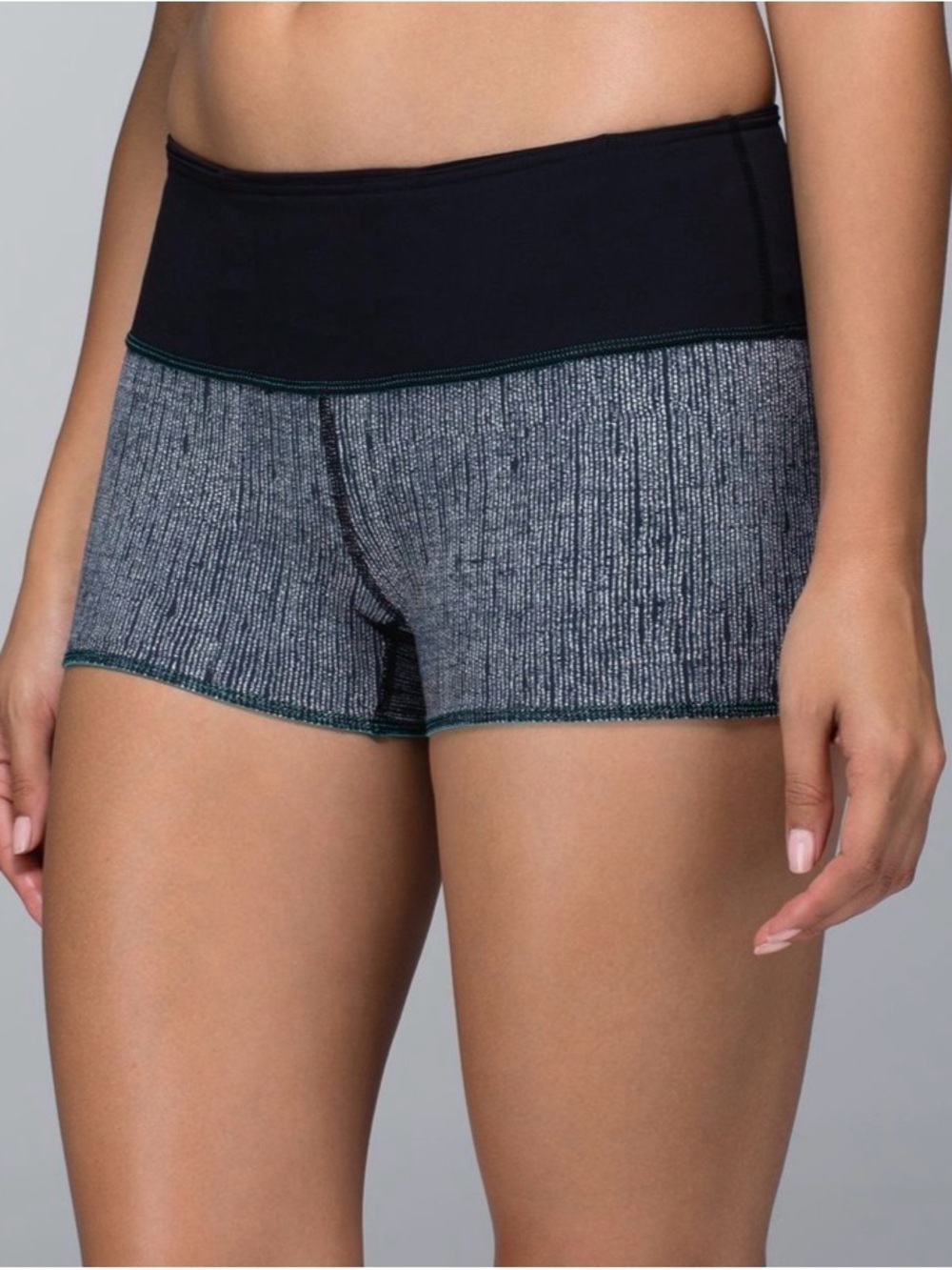 Lululemon Water Bound Shorts
Tropical Blue / Aquamarine / Black Size 6 - Picture 2 of 12